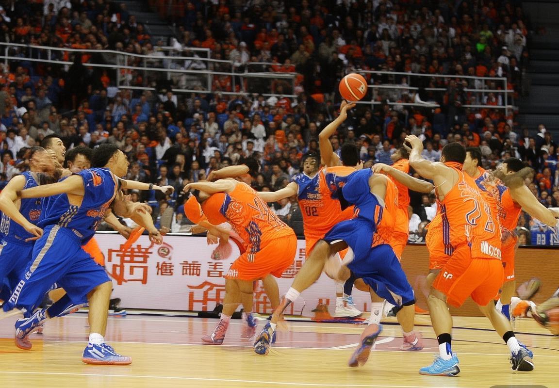 2013CBA季后赛深圳对广东巅峰对决回顾：智慧与激情的火花碰撞